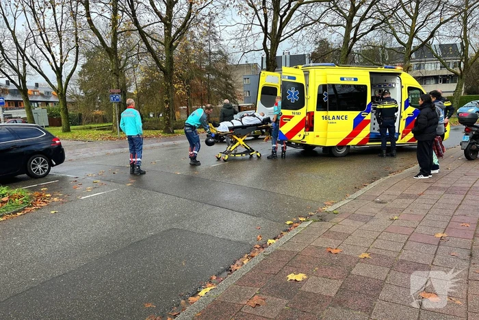 Scooterrijder hard ten val door overstekende voetganger