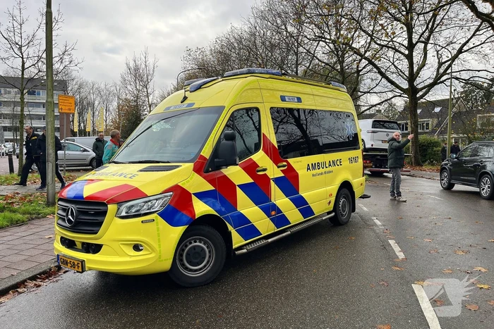 Scooterrijder hard ten val door overstekende voetganger