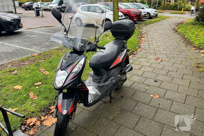 Scooterrijder hard ten val door overstekende voetganger