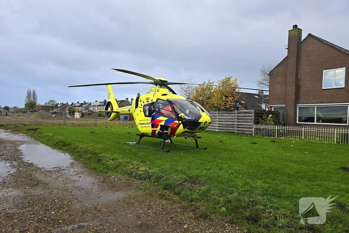 Traumahelikopter landt voor medische noodsituatie