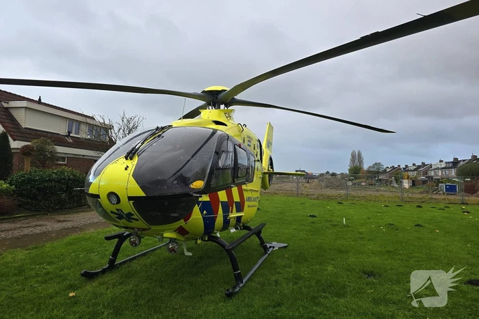Traumahelikopter landt voor medische noodsituatie