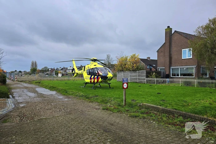 Traumahelikopter landt voor medische noodsituatie