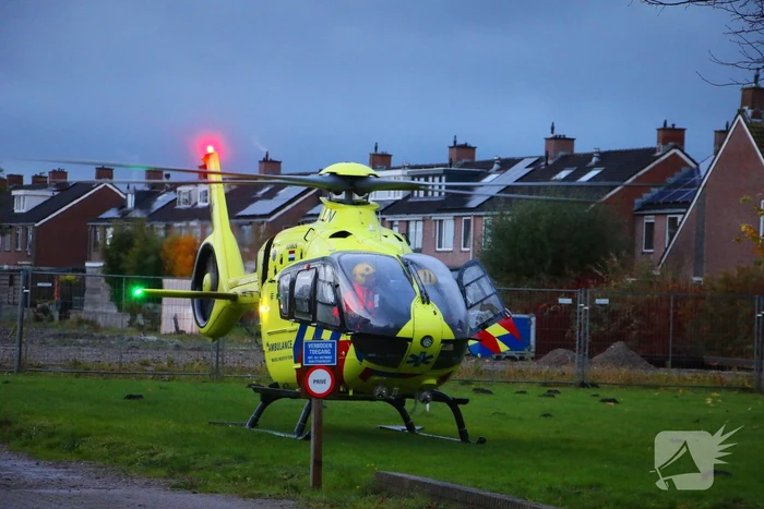 Traumahelikopter landt voor medische noodsituatie