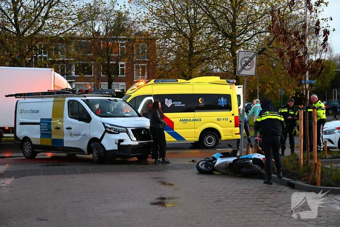 Scooterrijder gewond bij botsing met bestelbus