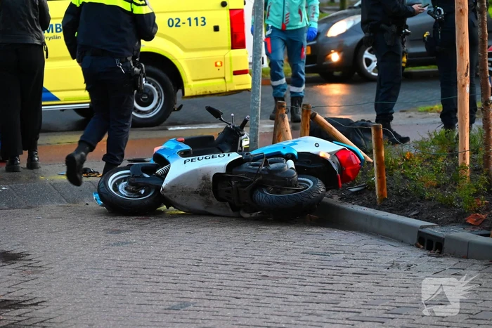 Scooterrijder gewond bij botsing met bestelbus