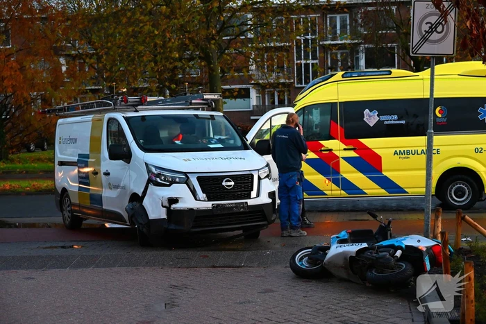 Scooterrijder gewond bij botsing met bestelbus