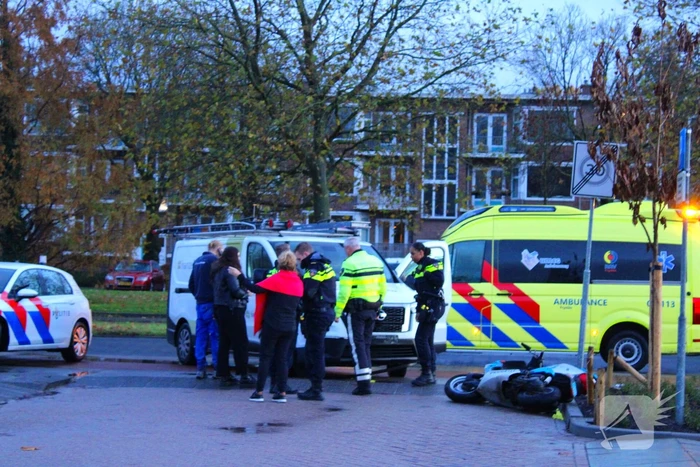 Scooterrijder gewond bij botsing met bestelbus