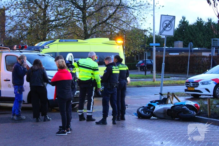 Scooterrijder gewond bij botsing met bestelbus