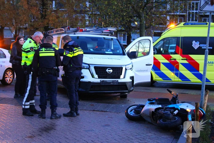 Scooterrijder gewond bij botsing met bestelbus