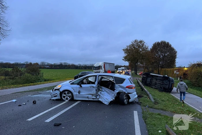 Weg bezaaid met voertuigen
