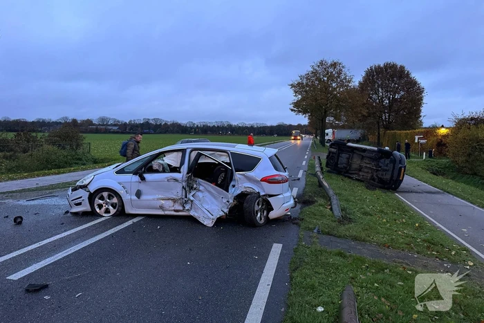 Weg bezaaid met voertuigen
