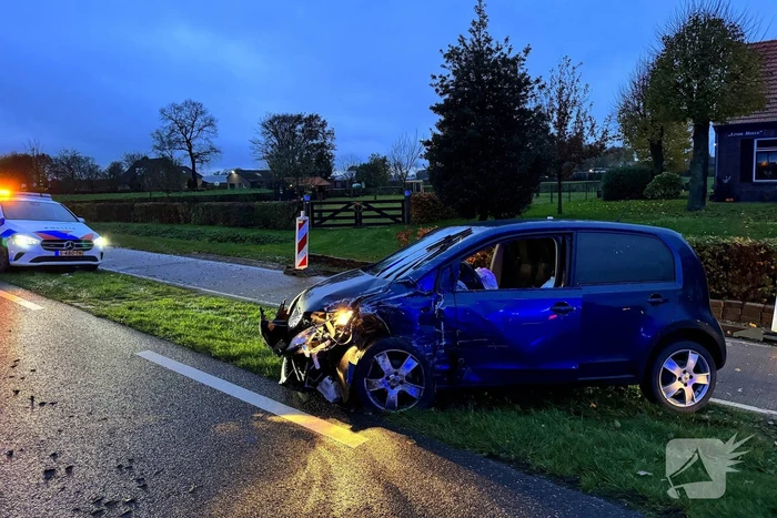 Weg bezaaid met voertuigen