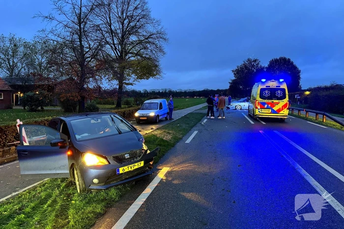 Weg bezaaid met voertuigen