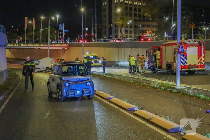 Bakwagen vliegt uit bocht, bestuurder gewond