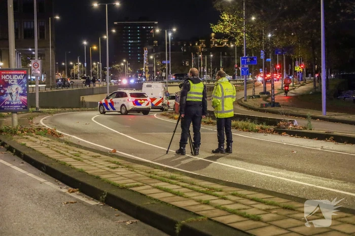 Bakwagen vliegt uit bocht, bestuurder gewond