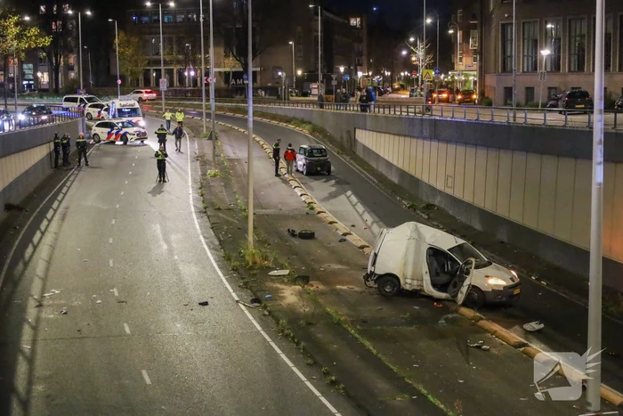 Bakwagen vliegt uit bocht, bestuurder gewond