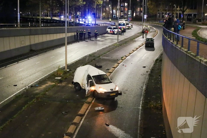 Bakwagen vliegt uit bocht, bestuurder gewond