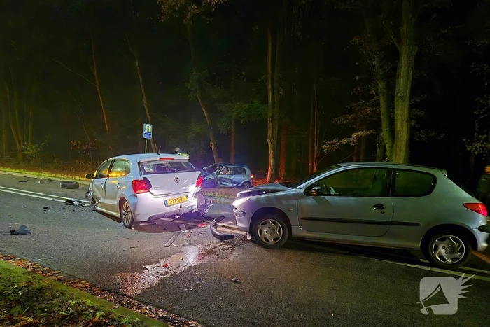 Drie auto's fiks beschadigd bij ongeval