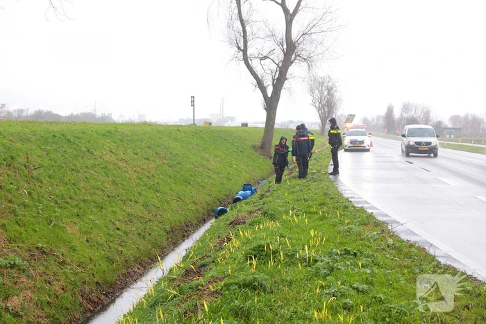 Verdachte vaten aangetroffen in sloot