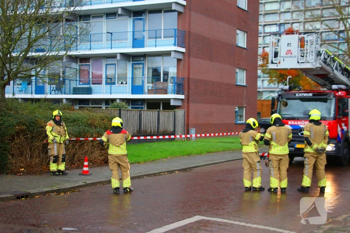 Omgeving afgezet door gevaarlijk hangende steigerdeel