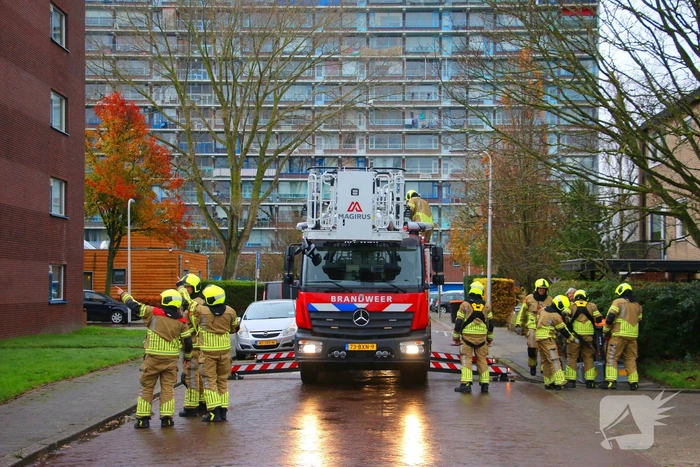 Omgeving afgezet door gevaarlijk hangende steigerdeel