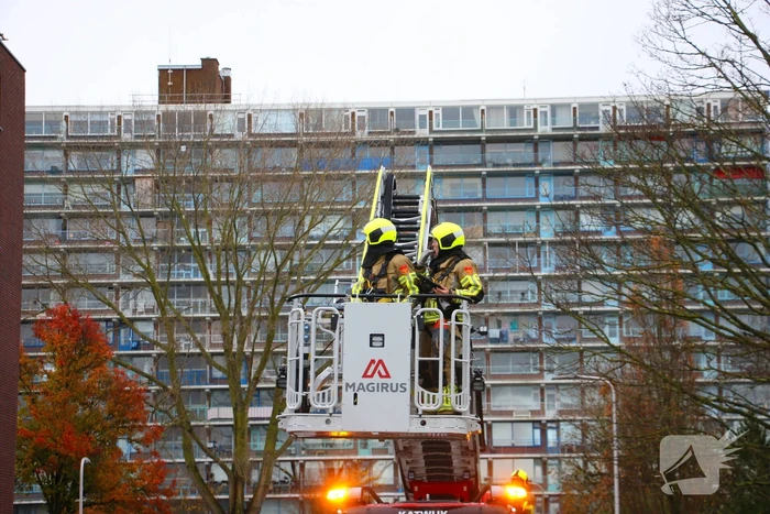 Omgeving afgezet door gevaarlijk hangende steigerdeel