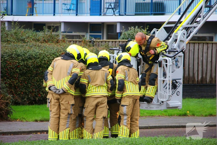 Omgeving afgezet door gevaarlijk hangende steigerdeel