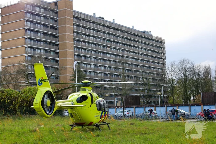 Persoon zwaargewond na val van grote hoogte