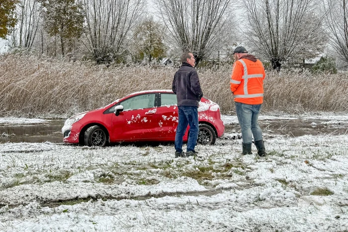 Automobilist glijdt van de weg