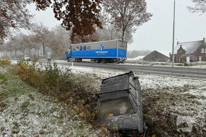 Auto in sloot na botsing met vrachtwagen