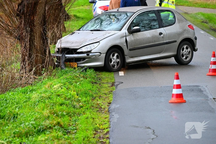 Personenauto botst tegen boom
