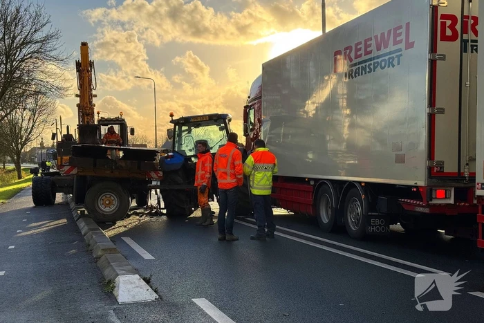 Ravage bij ongeval tussen tractor en vrachtwagen