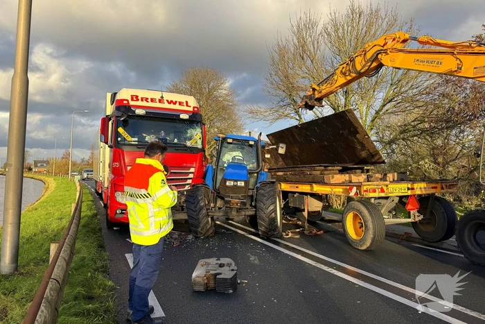 Ravage bij ongeval tussen tractor en vrachtwagen