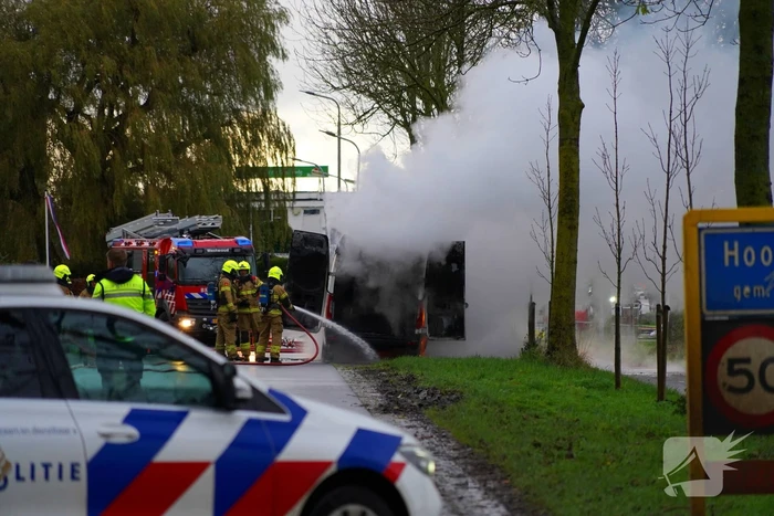 Brandweer blust brand in bestelbus