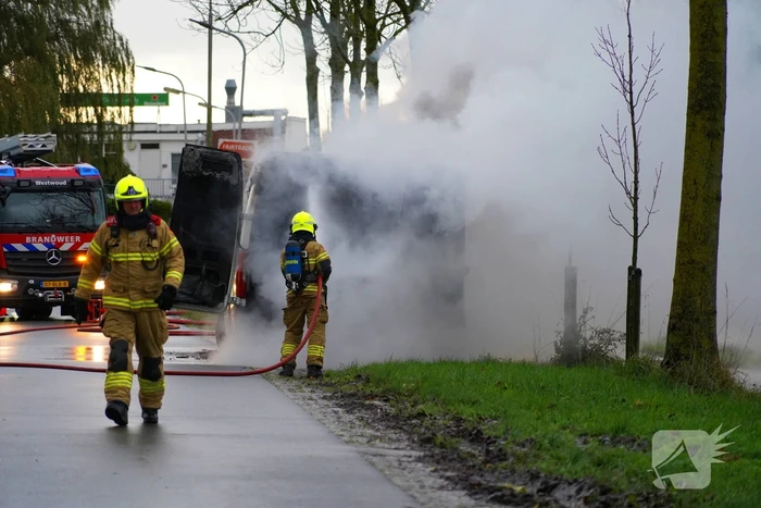 Brandweer blust brand in bestelbus