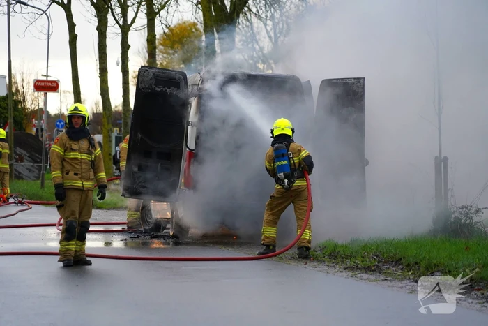 Brandweer blust brand in bestelbus