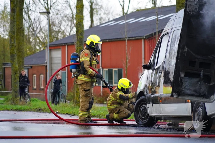 Brandweer blust brand in bestelbus