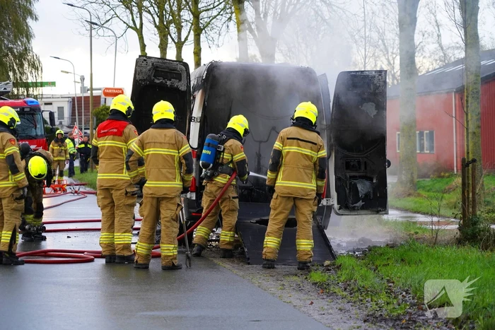 Brandweer blust brand in bestelbus
