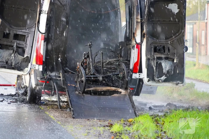 Brandweer blust brand in bestelbus