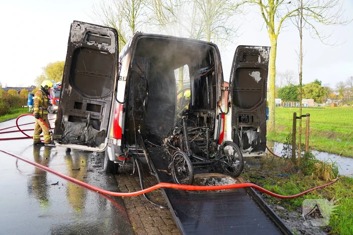 Brandweer blust brand in bestelbus