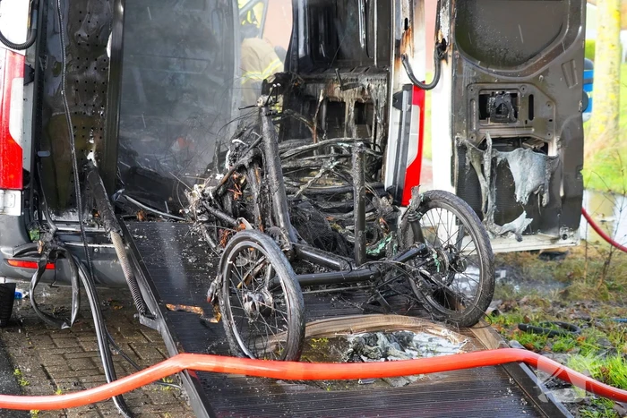 Brandweer blust brand in bestelbus