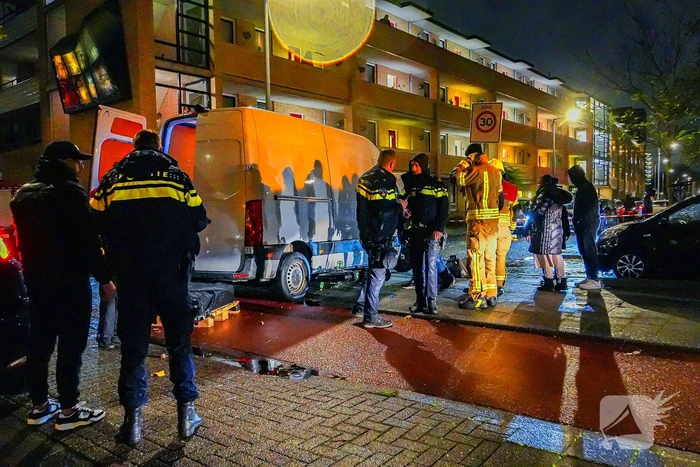 Fatbiker klem onder bestelbus na aanrijding
