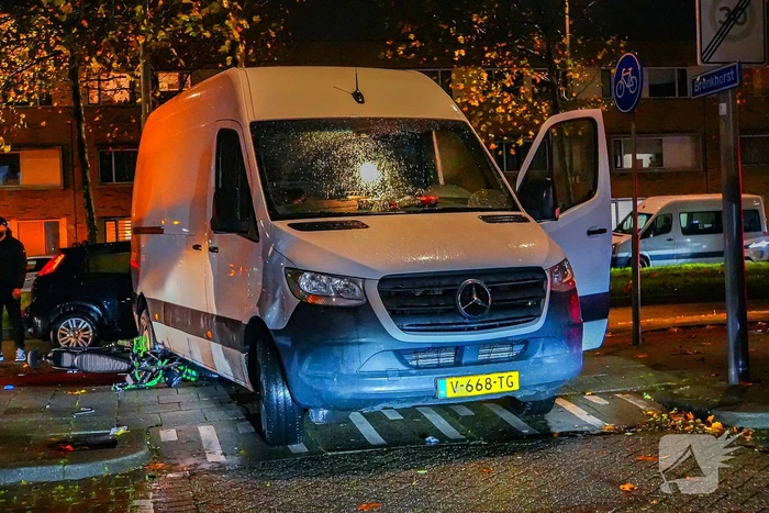 Fatbiker klem onder bestelbus na aanrijding