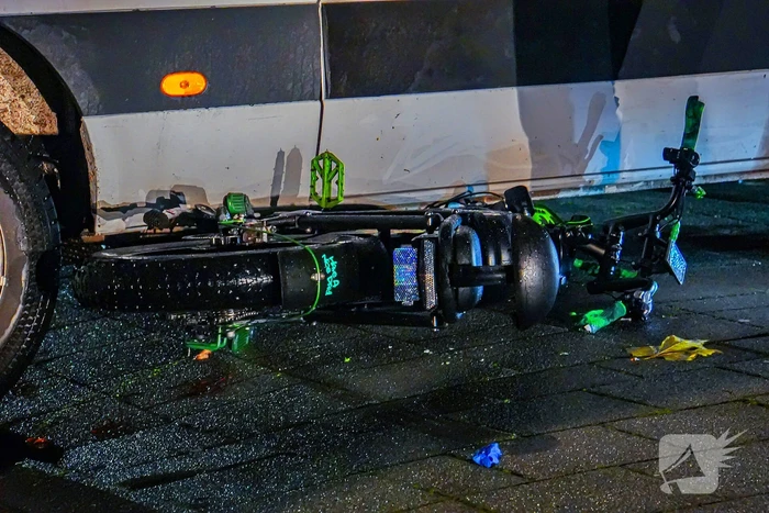 Fatbiker klem onder bestelbus na aanrijding