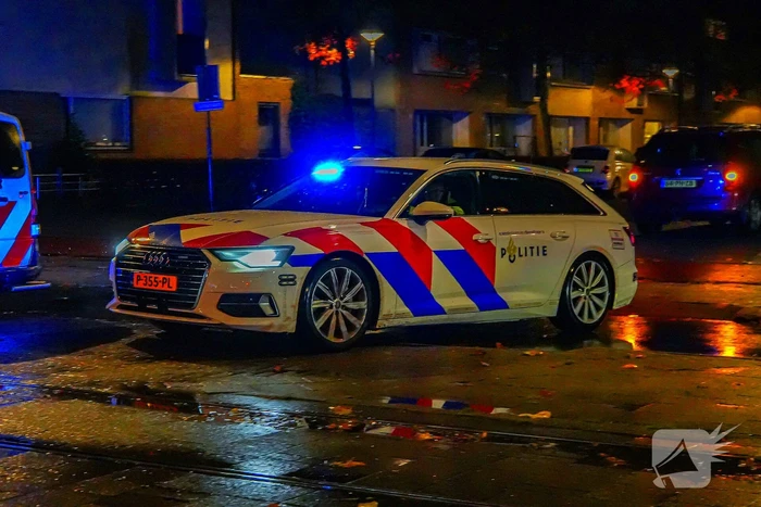 Fatbiker klem onder bestelbus na aanrijding