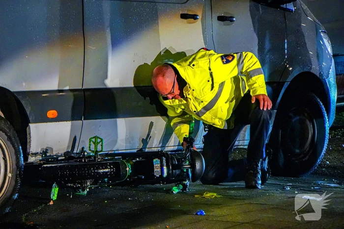 Fatbiker klem onder bestelbus na aanrijding