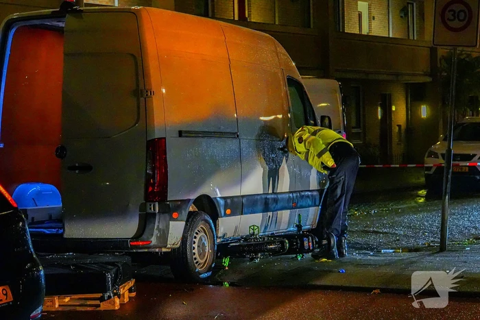 Fatbiker klem onder bestelbus na aanrijding
