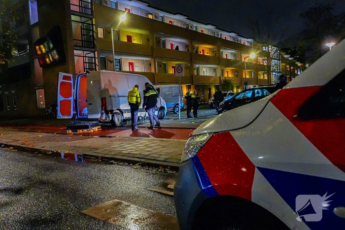 Fatbiker klem onder bestelbus na aanrijding