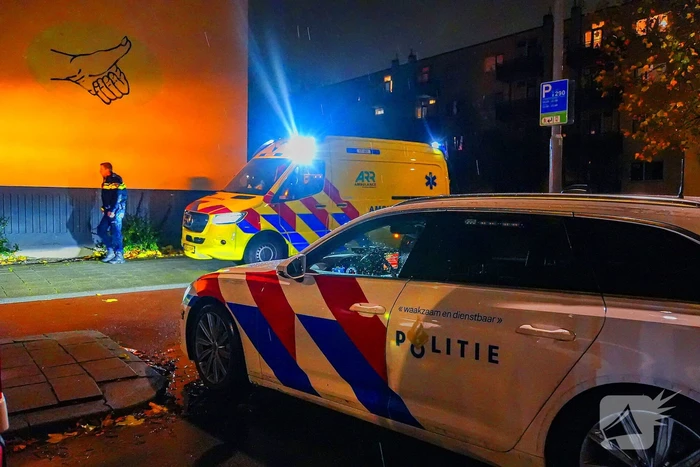Fatbiker klem onder bestelbus na aanrijding
