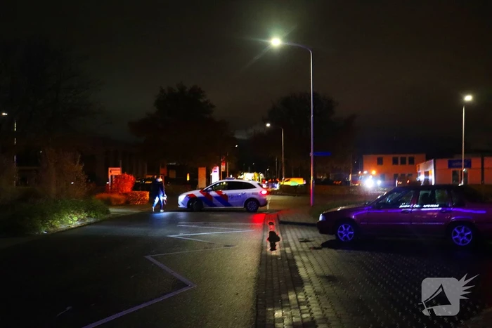 Bestelbus ramt bedrijfspand na aanrijding